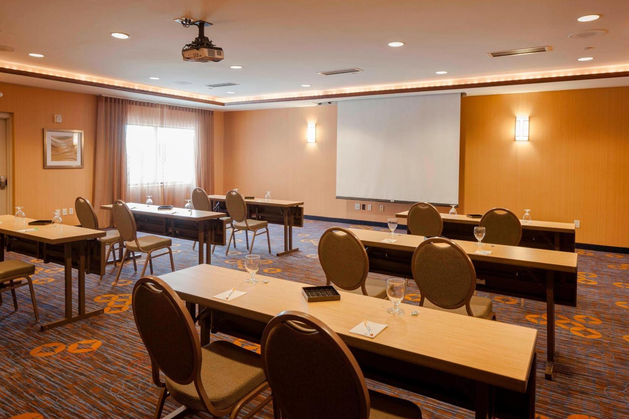 Courtyard By Marriott Madison West / Middleton Hotel Екстериор снимка