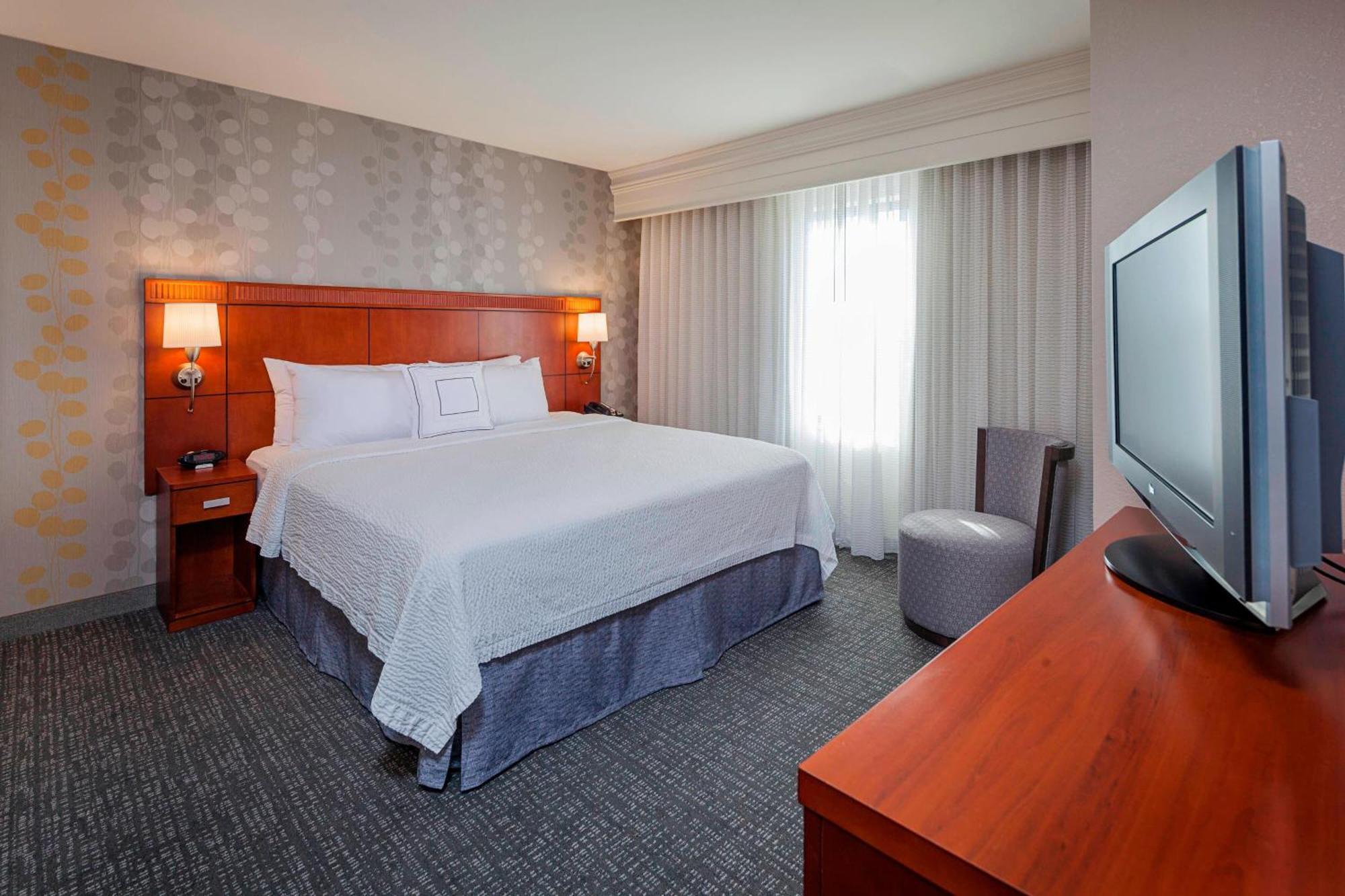 Courtyard By Marriott Madison West / Middleton Hotel Екстериор снимка