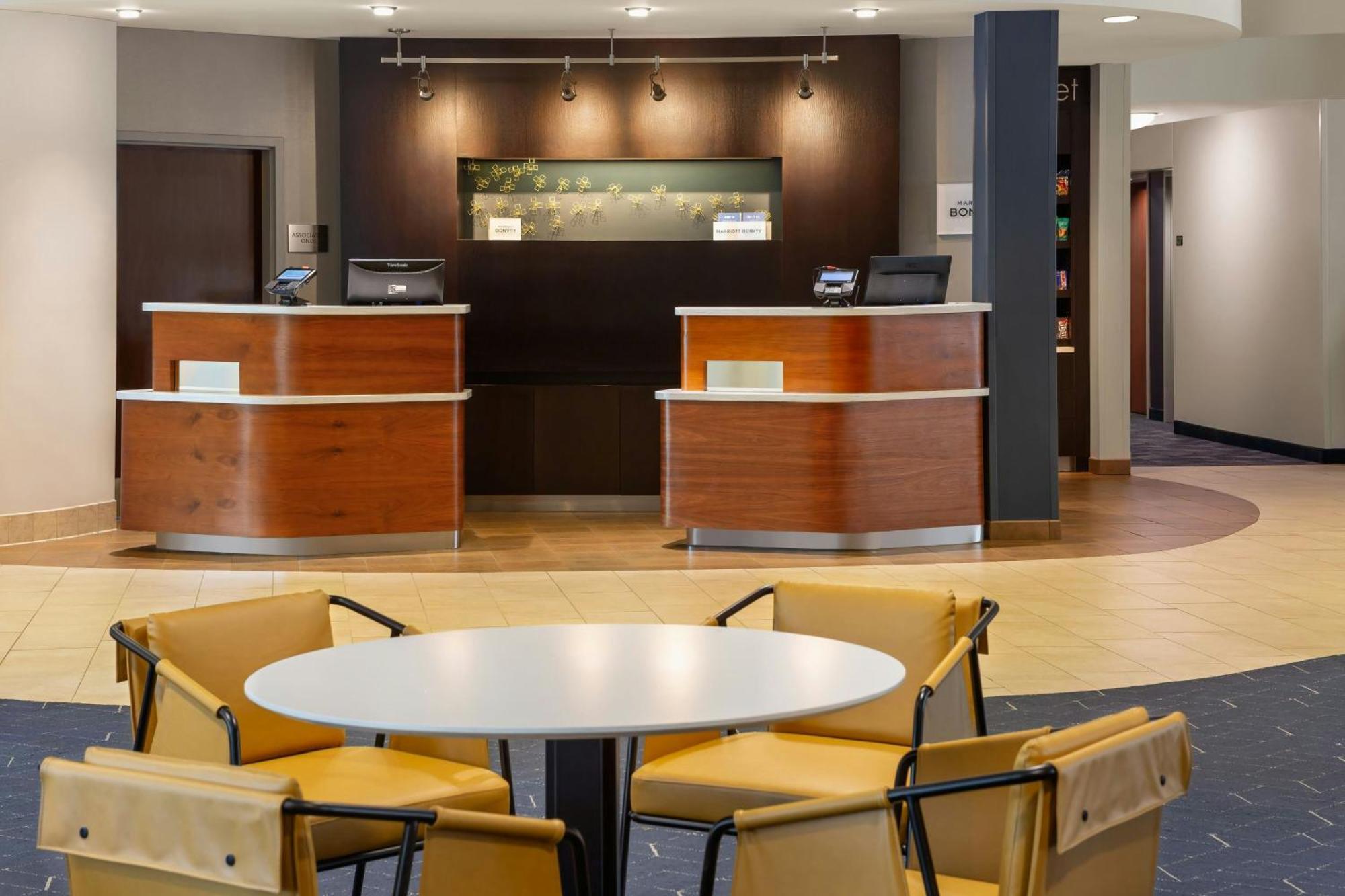 Courtyard By Marriott Madison West / Middleton Hotel Екстериор снимка
