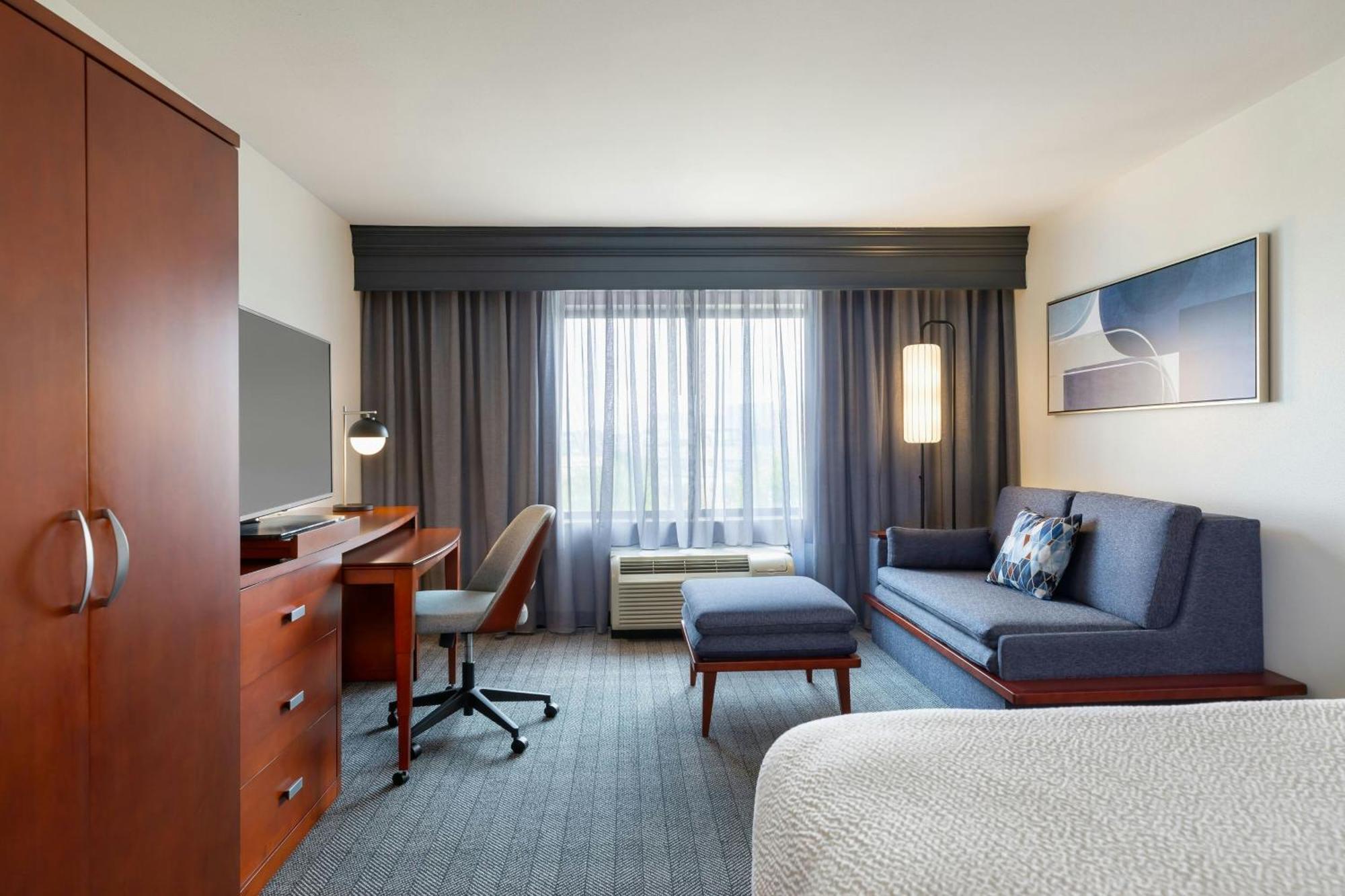 Courtyard By Marriott Madison West / Middleton Hotel Екстериор снимка