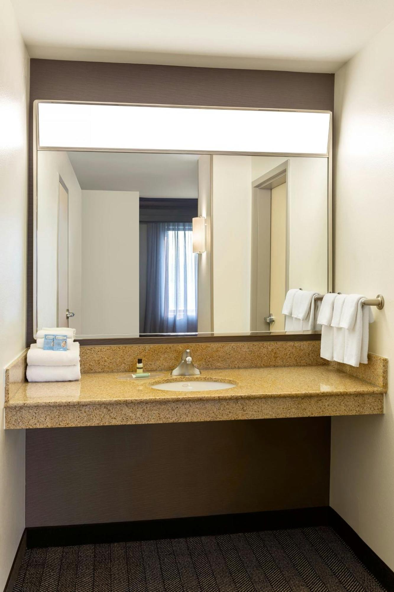 Courtyard By Marriott Madison West / Middleton Hotel Екстериор снимка
