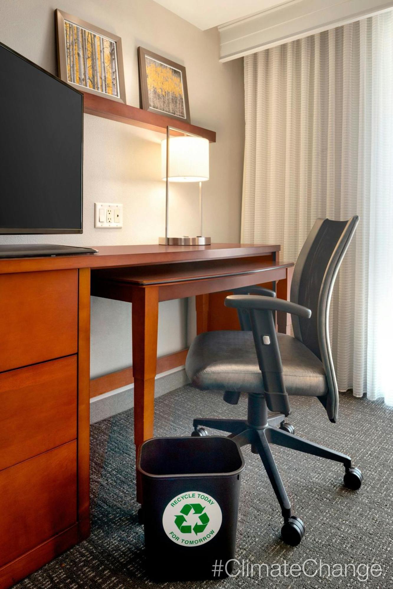 Courtyard By Marriott Madison West / Middleton Hotel Екстериор снимка